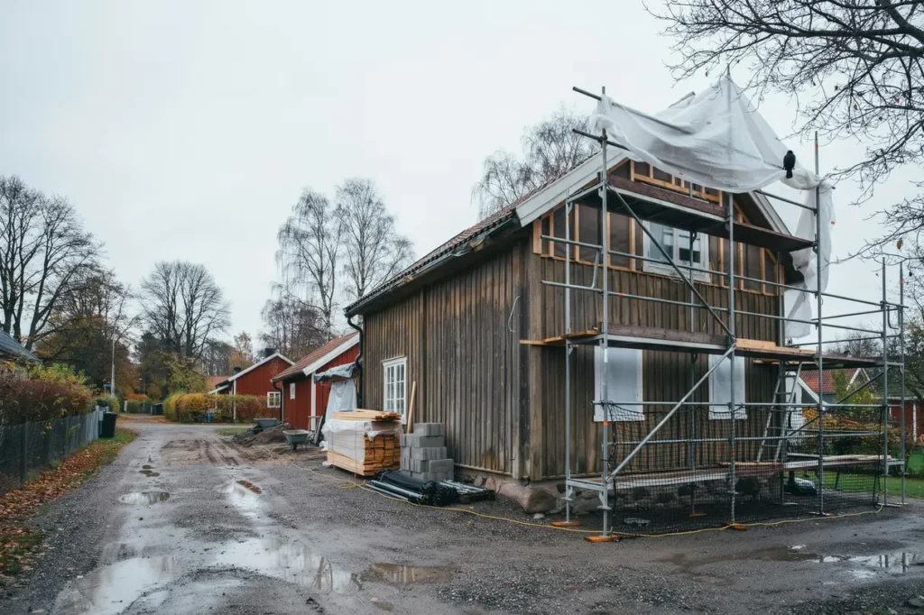 skydda huset under renoveringen hyr byggst llning och v derskydd f r ett s krare projekt